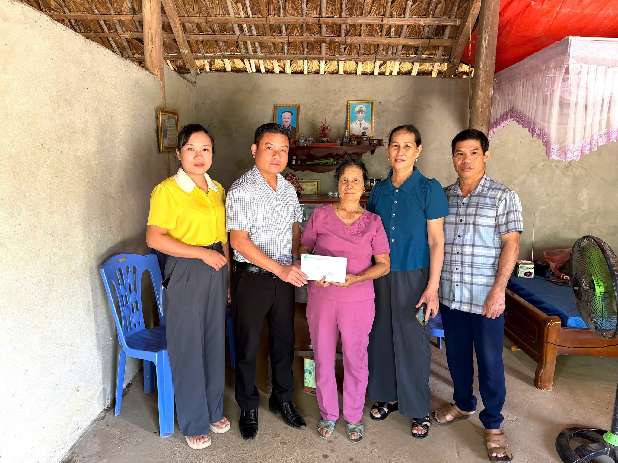 HỘI NÔNG DÂN VÀ HỘI LIÊN HIỆP PHỤ NỮ XÃ TRẠM THẢN TRAO 5 SUẤT QUÀ TẶNG HỘI VIÊN KHÓ KHĂN