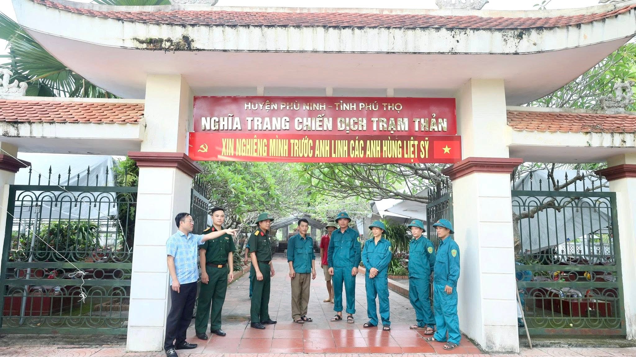 Lãnh đạo xã Trạm Thản kiểm tra công tác chuẩn bị lấy mẫu hài cốt liệt sĩ phục vụ giám định ADN tại Nghĩa trang Liệt sĩ  Chân Mộng - Trạm Thản