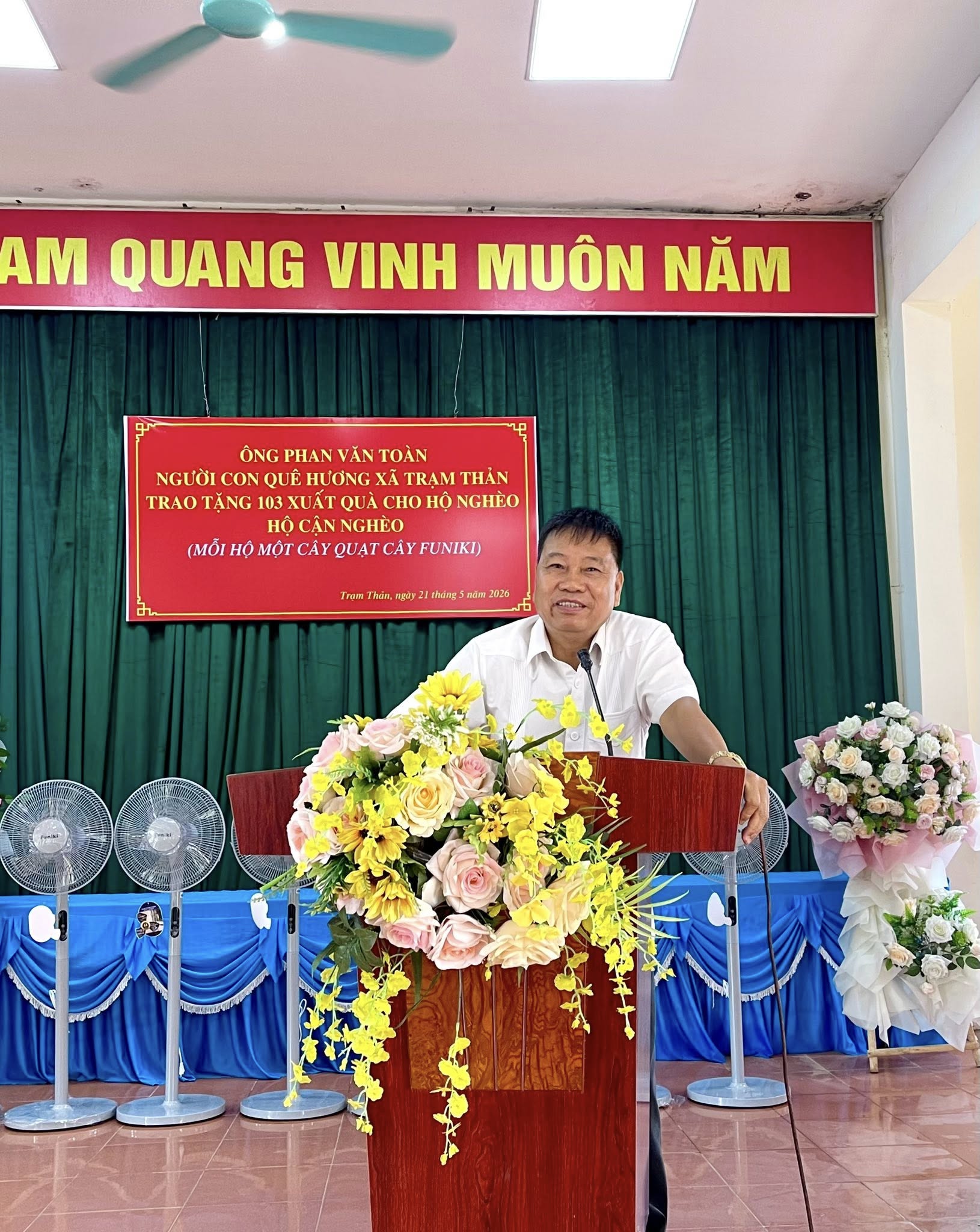 Ông Phan Văn Toàn người con quê hương xã Trạm Thản trao tặng 103 xuất quà cho hộ nghèo, hộ cận nghèo.