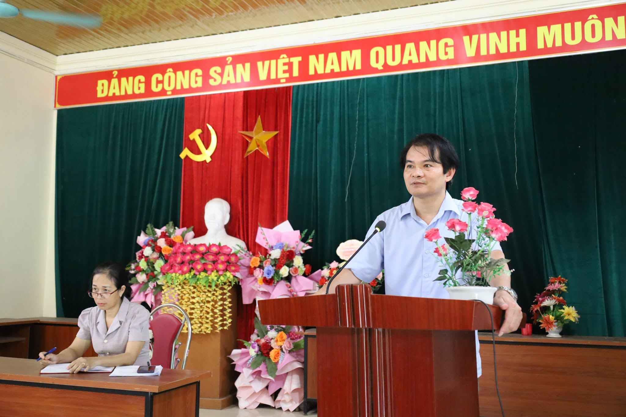 LÃNH ĐẠO XÃ TRẠM THẢN DỰ SINH HOẠT CHI BỘ THƯỜNG KỲ TẠI CÁC CHI BỘ THÔN