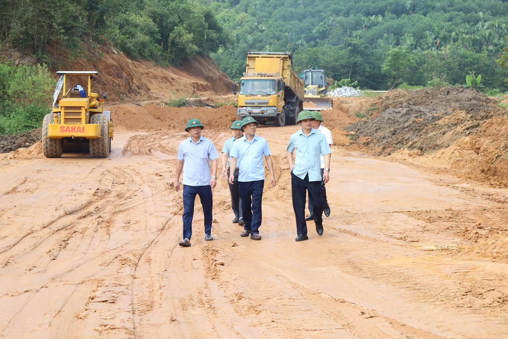 LÃNH ĐẠO XÃ TRẠM THẢN KIỂM TRA TIẾN ĐỘ CÁC DỰ ÁN TRÊN ĐỊA BÀN XÃ