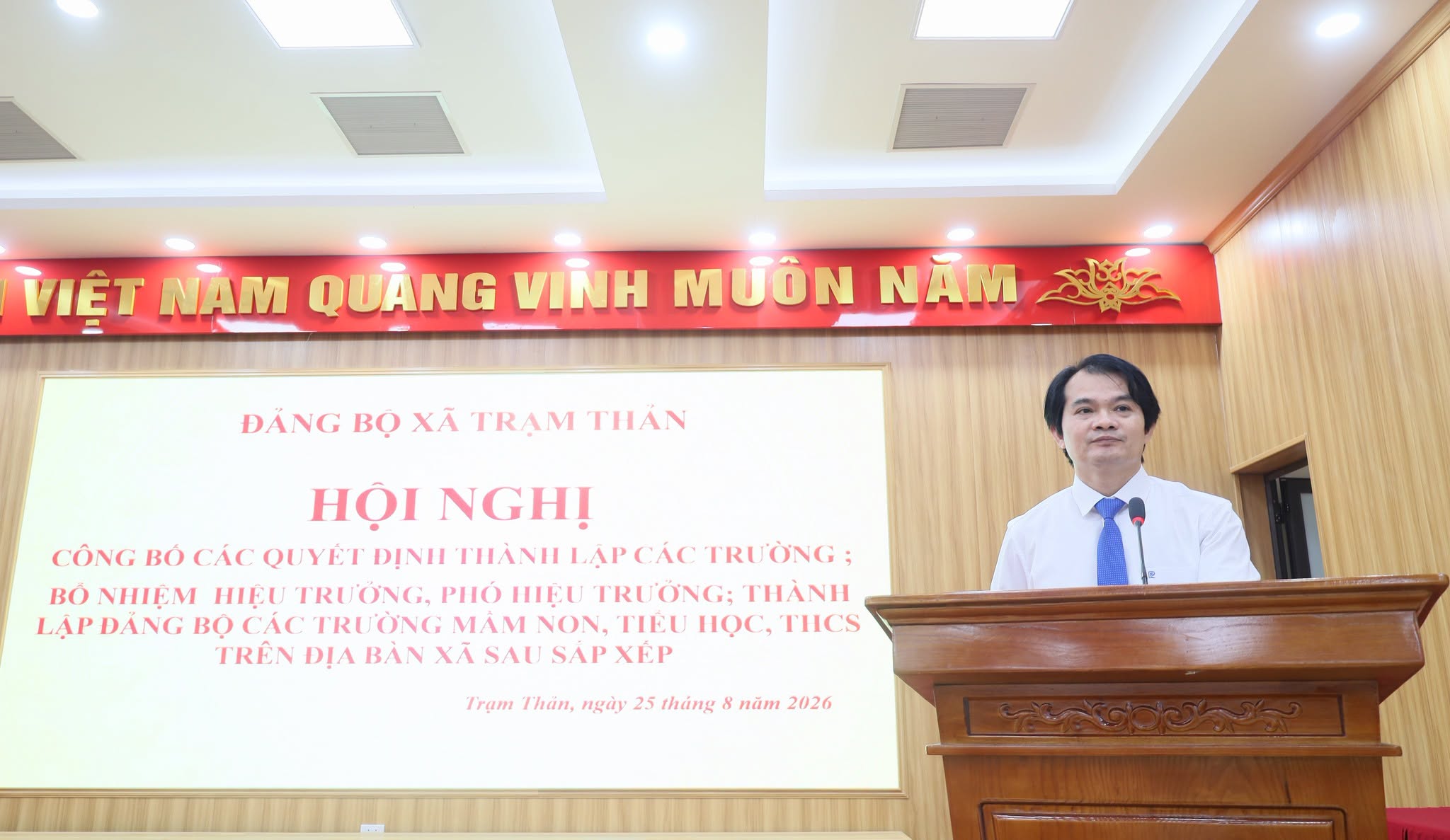 HỘI NGHỊ CÔNG BỐ CÁC QUYẾT ĐỊNH THÀNH LẬP CÁC TRƯỜNG, BỔ NHIỆM HIỆU TRƯỞNG, PHÓ HIỆU TRƯỞNG; THÀNH LẬP ĐẢNG BỘ CÁC TRƯỜNG MẦM NON, TIỂU HỌC, THCS TRÊN ĐỊA BÀN XÃ SAU SẮP XẾP