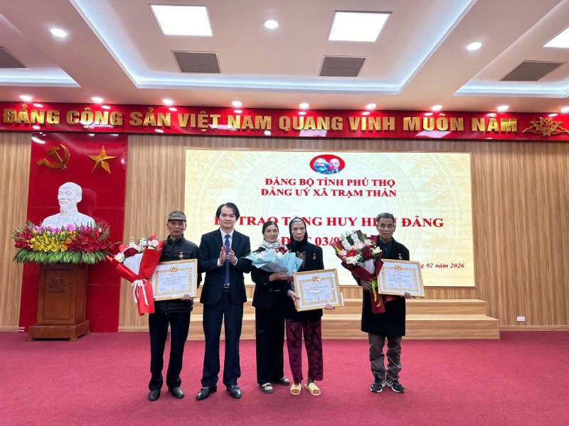 LỄ TRAO TẶNG HUY HIỆU ĐẢNG ĐỢT 03/02/2026