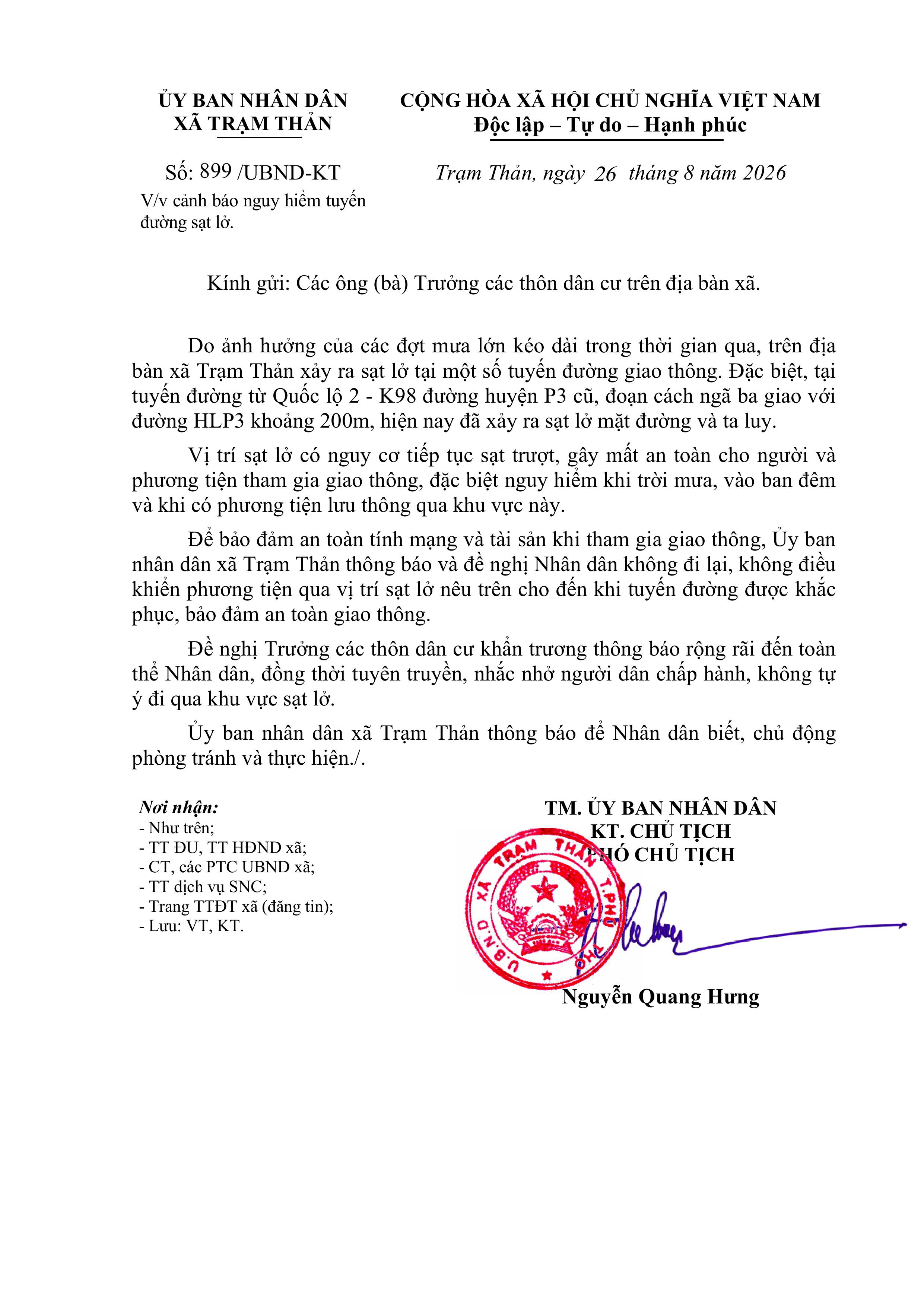 UBND xã cảnh báo nguy hiểm trên tuyến đường sạt lở.