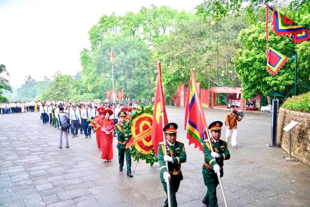 LÃNH ĐẠO CÁC XÃ CỤM SỐ 4 (PHONG CHÂU) DÂNG HƯƠNG TRI ÂN CÔNG ĐỨC VUA HÙNG
