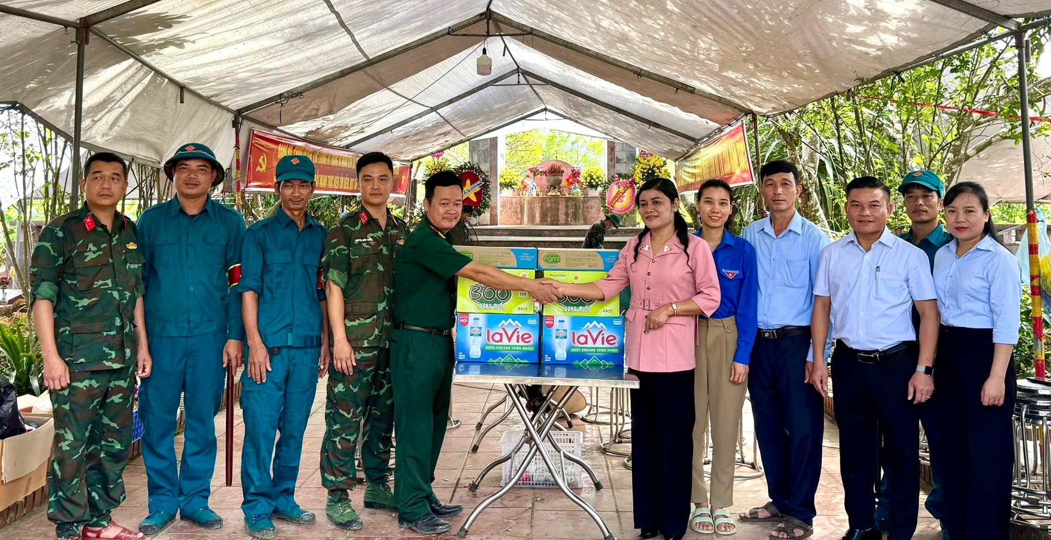 ỦY BAN MẶT TRẬN TỔ QUỐC VIỆT NAM XÃ TRẠM THẢN VÀ CÁC TỔ CHỨC CHÍNH TRỊ XÃ HỘI TẶNG QUÀ, ĐỘNG VIÊN LỰC LƯỢNG TỔ CÔNG TÁC LẤY MẪU TẠI NGHĨA TRANG LIỆT SĨ CHIẾN DỊCH CHÂN MỘNG - TRẠM THẢN.