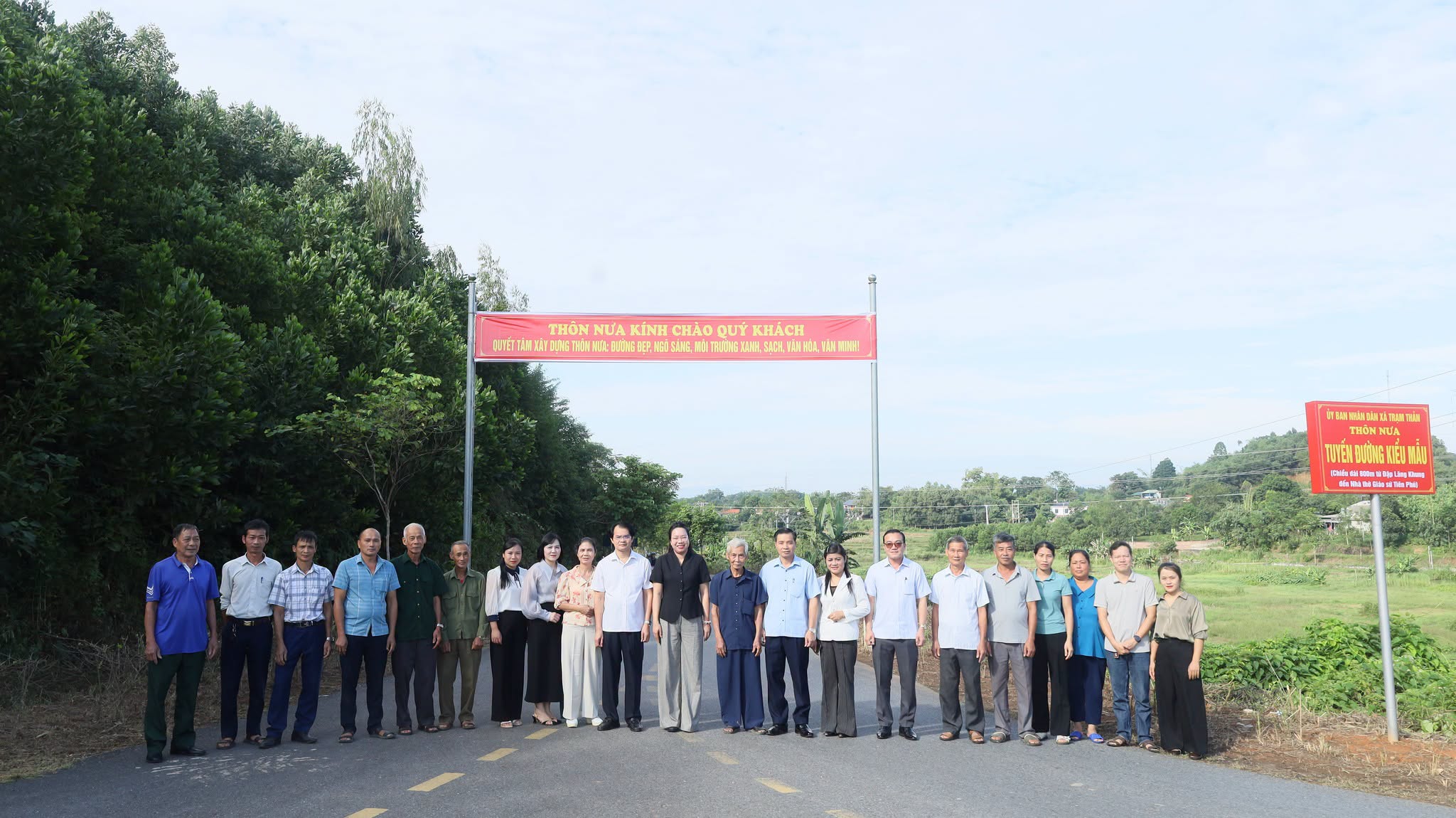 ĐỒNG CHÍ CHỦ TỊCH HỘI LHPN TỈNH DỰ SINH HOẠT CHI BỘ VÀ THĂM TUYẾN ĐƯỜNG KIỂU MẪU THÔN NƯA