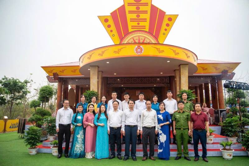 Lãnh đạo xã Trạm Thản tham quan Hội trại Văn hóa tại Đền Hùng