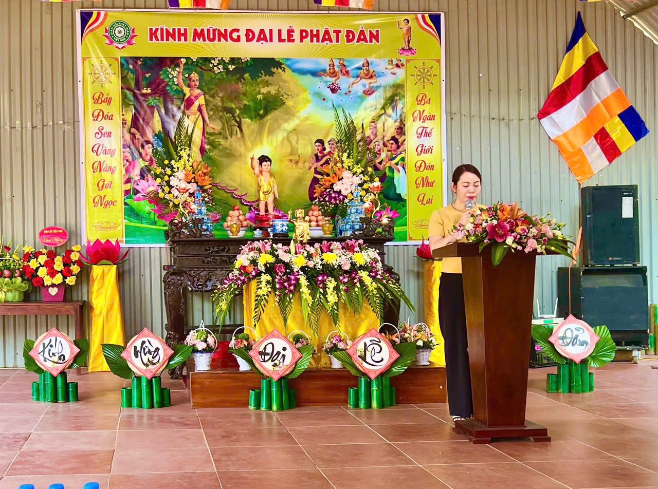 Lãnh đạo xã Trạm Thản tới dự lễ Phật đản tại chùa Tiên Phúc