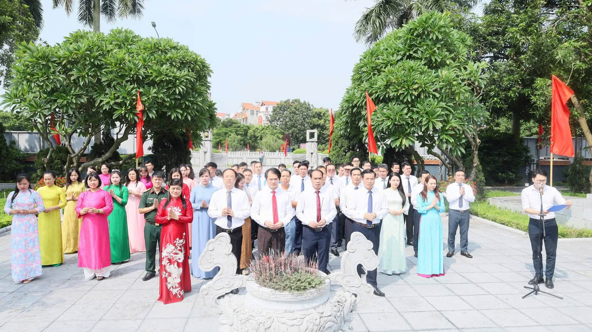 CHI BỘ CÁC CƠ QUAN ĐẢNG VÀ CHI BỘ UBND XÃ TRẠM THẢN TỔ CHỨC SINH HOẠT CHUYÊN ĐỀ QUÝ 3 VỀ NGUỒN "GIÁO DỤC TRUYỀN THỐNG CÁCH MẠNG CHO CÁN BỘ, ĐẢNG VIÊN" TẠI KHU LƯU NIỆM TỔNG BÍ THƯ NGUYỄN VĂN CỪ (TỈNH BẮC NINH)