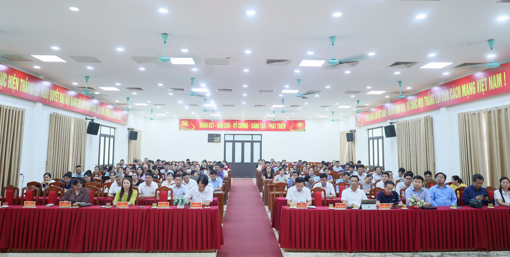 XÃ TRẠM THẢN TỔ CHỨC HỘI NGHỊ BỒI DƯỠNG, TẬP HUẤN CHUYỂN ĐỔI SỐ, TRÍ TUỆ NHÂN TẠO VÀ AN TOÀN THÔNG TIN CHO CÁN BỘ, CÔNG CHỨC, VIÊN CHỨC VÀ NGƯỜI DÂN TRÊN ĐỊA BÀN XÃ
