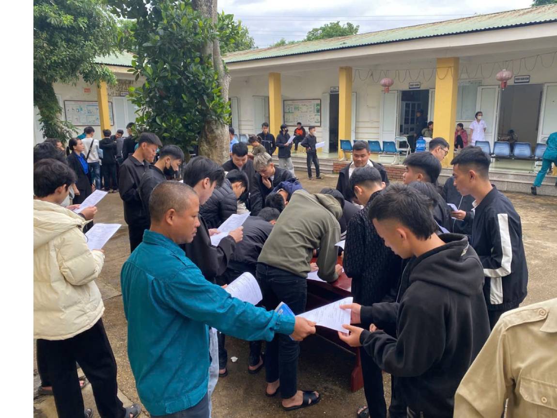 THANH NIÊN TRẠM THẢN NÁO NỨC ĐI KHÁM SƠ TUYỂN NGHĨA VỤ QUÂN SỰ