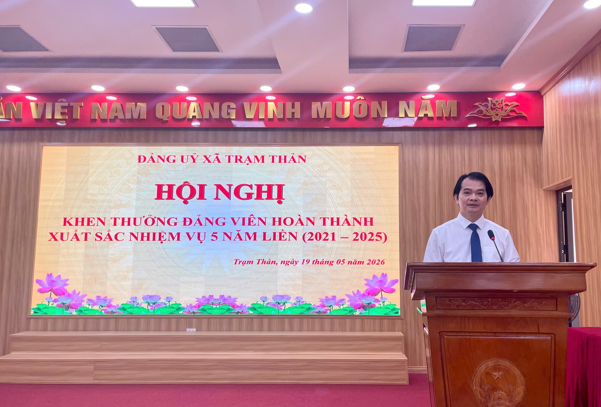 Đảng ủy xã Trạm Thản tổ chức Lễ trao Huy hiệu Đảng đợt 19-5 và khen thưởng đảng viên hoàn thành xuất sắc nhiệm vụ 5 năm liền (2021- 2025).