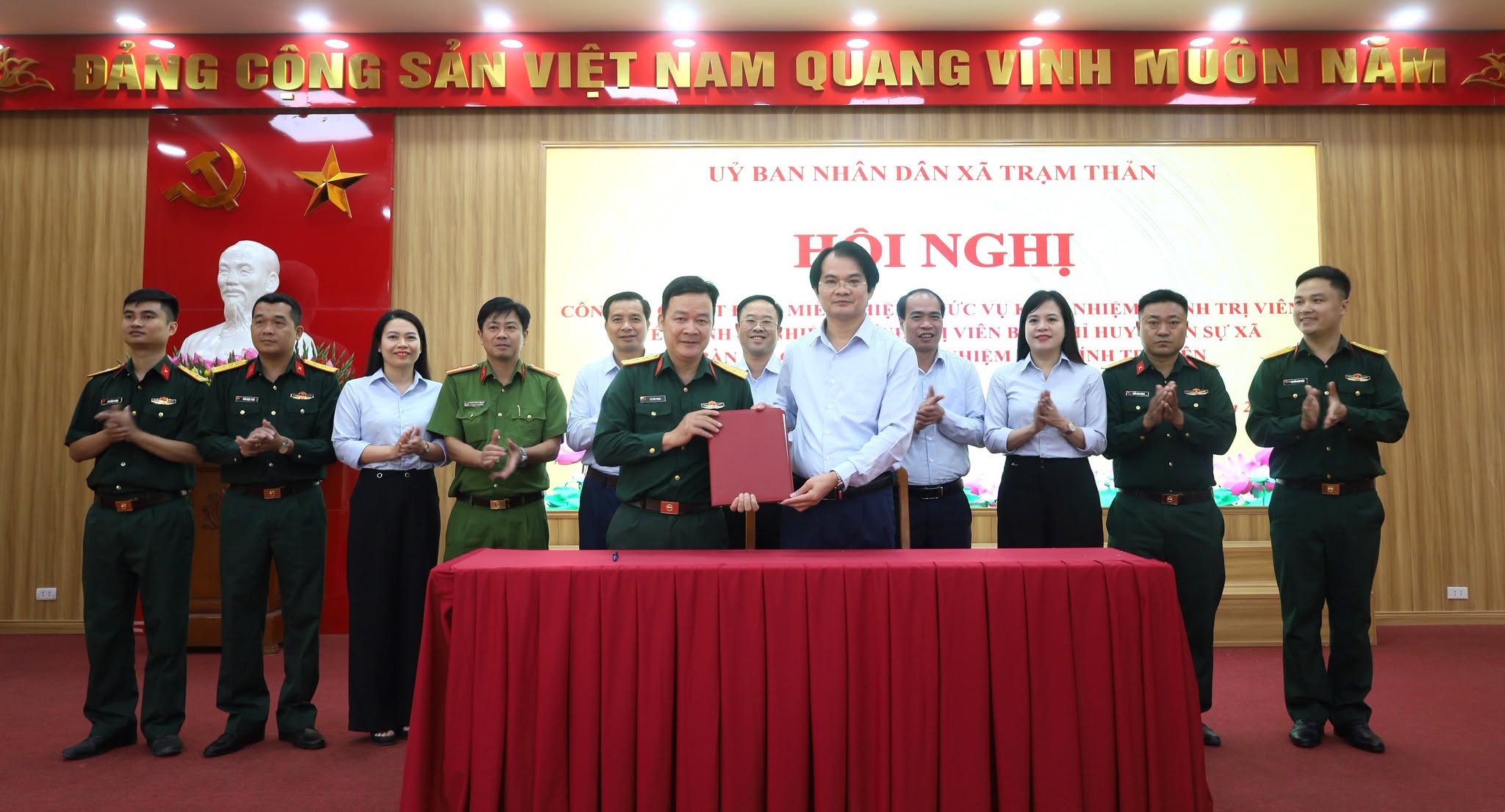 HỘI NGHỊ CÔNG BỐ QUYẾT ĐỊNH MIỄN NHIỆM, BỔ NHIỆM CHÍNH TRỊ VIÊN BAN CHỈ HUY QUÂN SỰ XÃ.