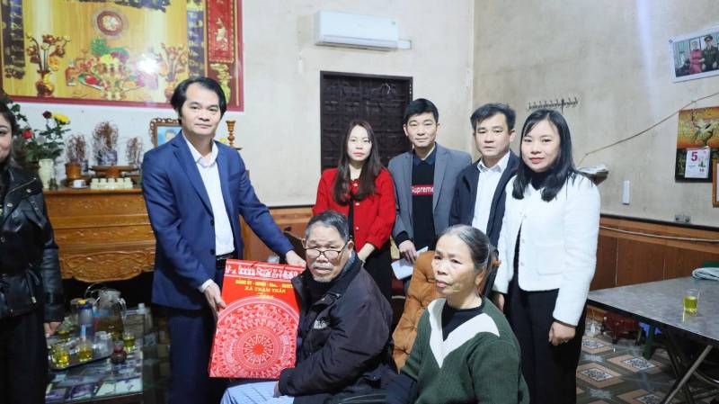 XÃ TRẠM THẢN TỔ CHỨC THĂM VÀ TẶNG QUÀ CÁC GIA ĐÌNH CHÍNH SÁCH, NGƯỜI CÓ CÔNG