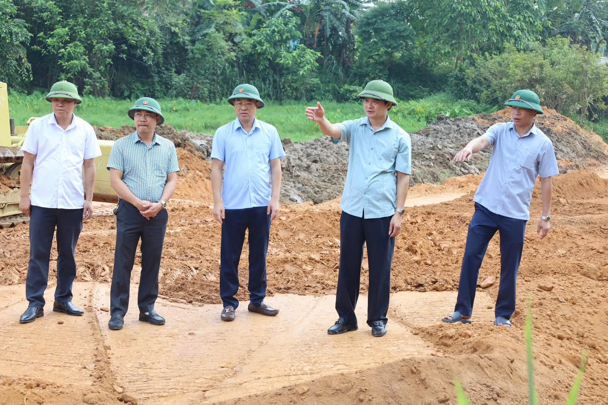 LÃNH ĐẠO XÃ TRẠM THẢN KIỂM TRA TIẾN ĐỘ CÁC DỰ ÁN TRÊN ĐỊA BÀN XÃ