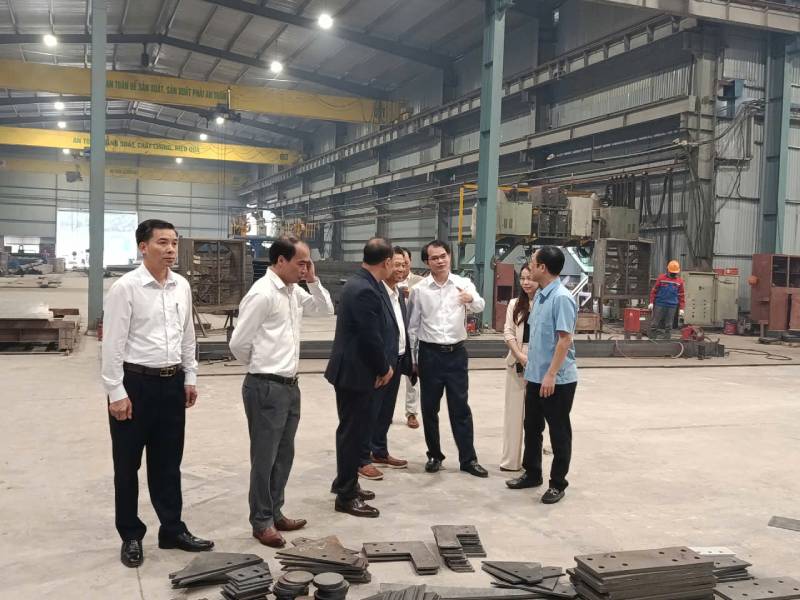 LÃNH ĐẠO XÃ THĂM VÀ CHÚC TẾT CÁC DOANH NGHIỆP TRÊN ĐỊA BÀN XÃ