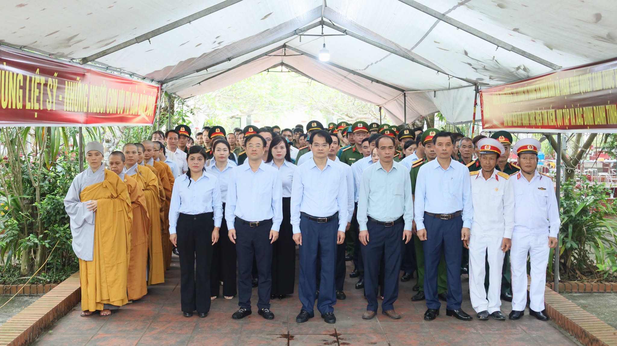 XÃ TRẠM THẢN TỔ CHỨC LỄ DÂNG HOA, DÂNG HƯƠNG TƯỞNG NIỆM CÁC ANH HÙNG LIỆT SĨ VÀ TRIỂN KHAI CÔNG TÁC LẤY MẪU HÀI CỐT PHỤC VỤ GIÁM ĐỊNH ADN.