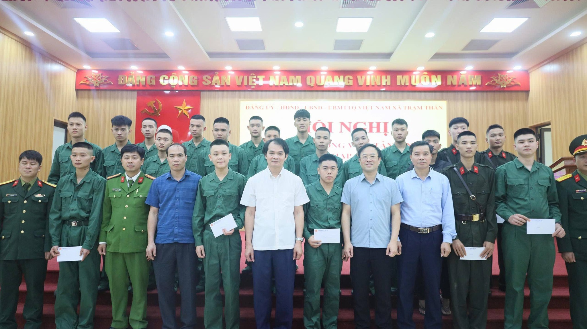 XÃ TRẠM THẢN GẶP MẶT, ĐỘNG VIÊN TÂN BINH LÊN ĐƯỜNG NHẬP NGŨ.