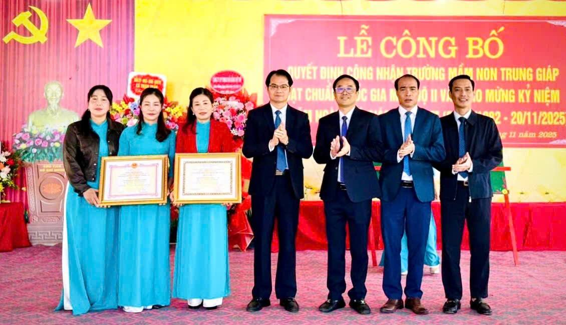 Trường mầm non Trung Giáp tổ chức Lễ Công bố QĐ công nhận trường đạt chuẩn Quốc gia mức độ II và Chào mừng kỷ niệm 43 năm ngày Nhà giáo Việt Nam.