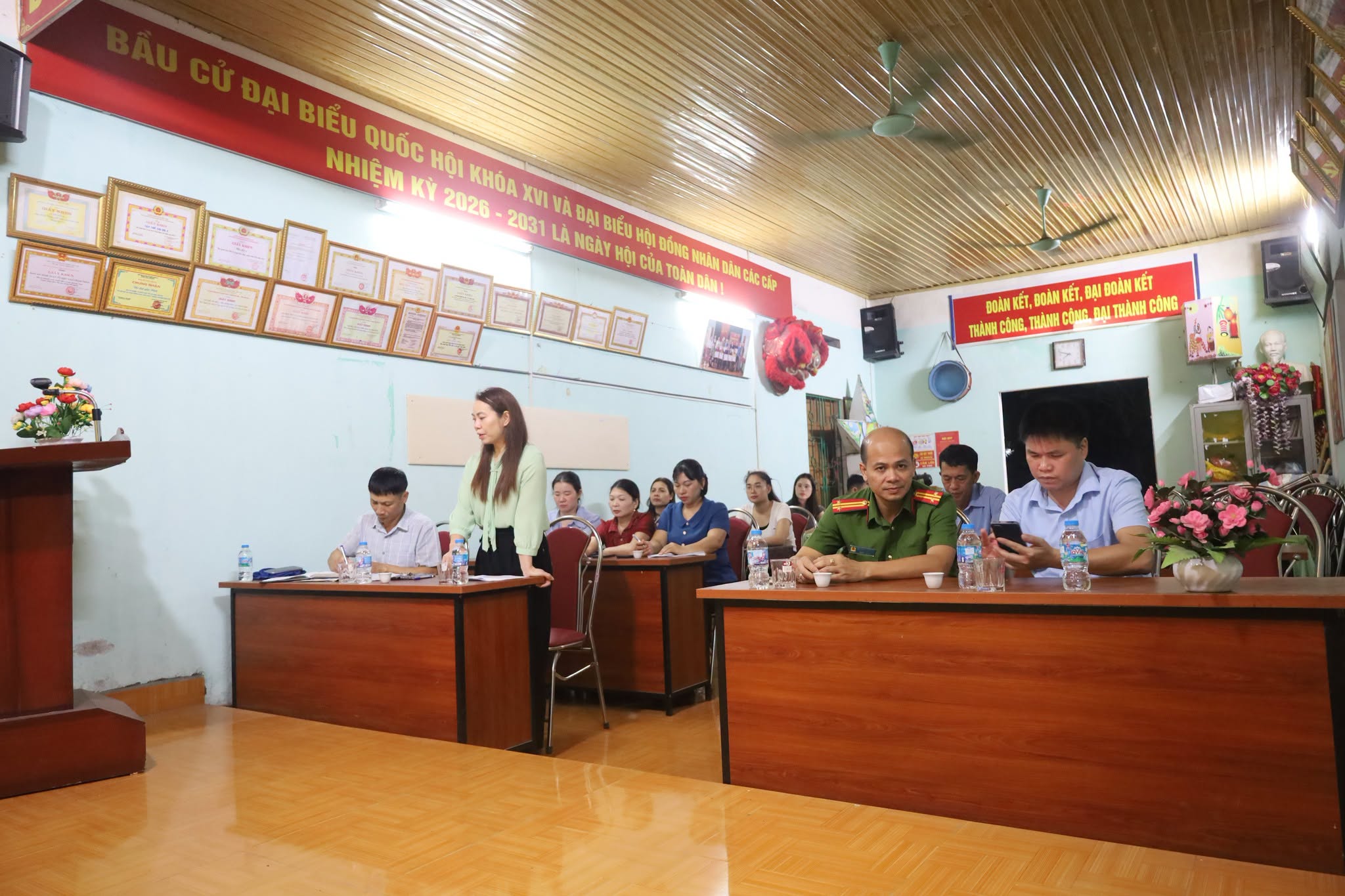 Ban chỉ đạo Chiến dịch “30 ngày đêm” thực hiện hướng dẫn tích hợp thẻ BHYT, cài đặt, kích hoạt Sổ sức khỏe điện tử, tạo lập tài khoản an sinh xã hội trên ứng dụng VNeID và tiếp tục đẩy mạnh phòng trào Bình dân học vụ số trên địa bàn các thôn thuộc xã Trạm Thản.