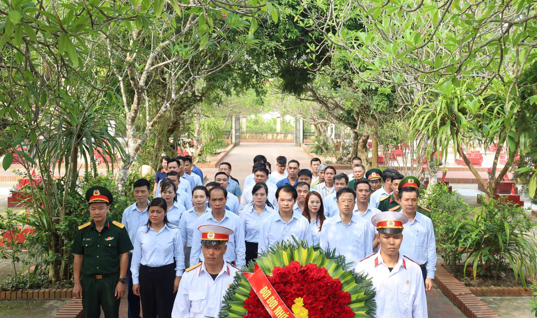 XÃ TRẠM THẢN TỔ CHỨC VIẾNG CÁC NGHĨA TRANG LIỆT SĨ, THĂM VÀ TẶNG QUÀ CÁC GIA ĐÌNH CHÍNH SÁCH TRÊN ĐỊA BÀN XÃ
