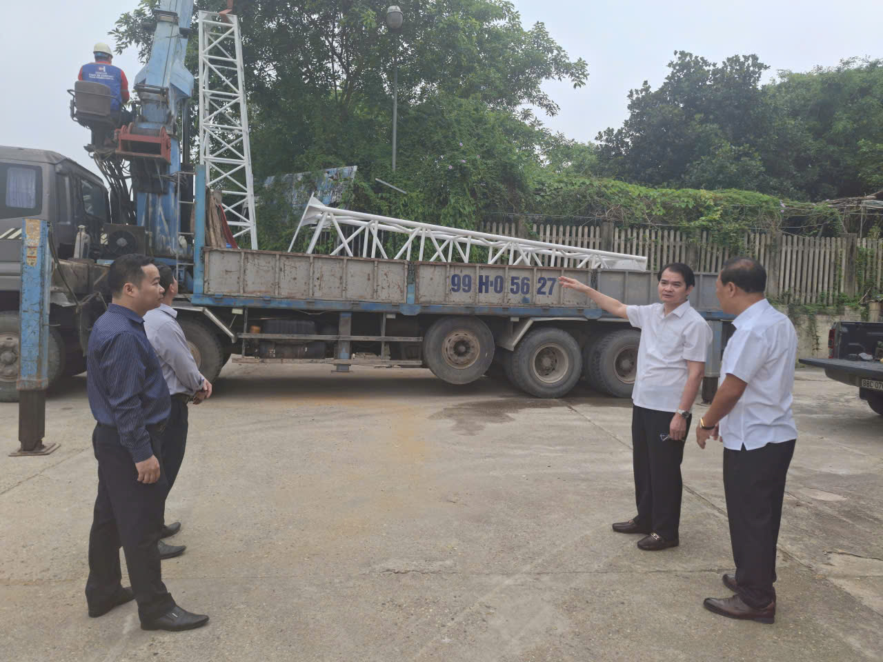 ĐẨY NHANH TIẾN ĐỘ THI CÔNG, LẮP RÁP CỔNG CHÀO XÃ TRẠM THẢN