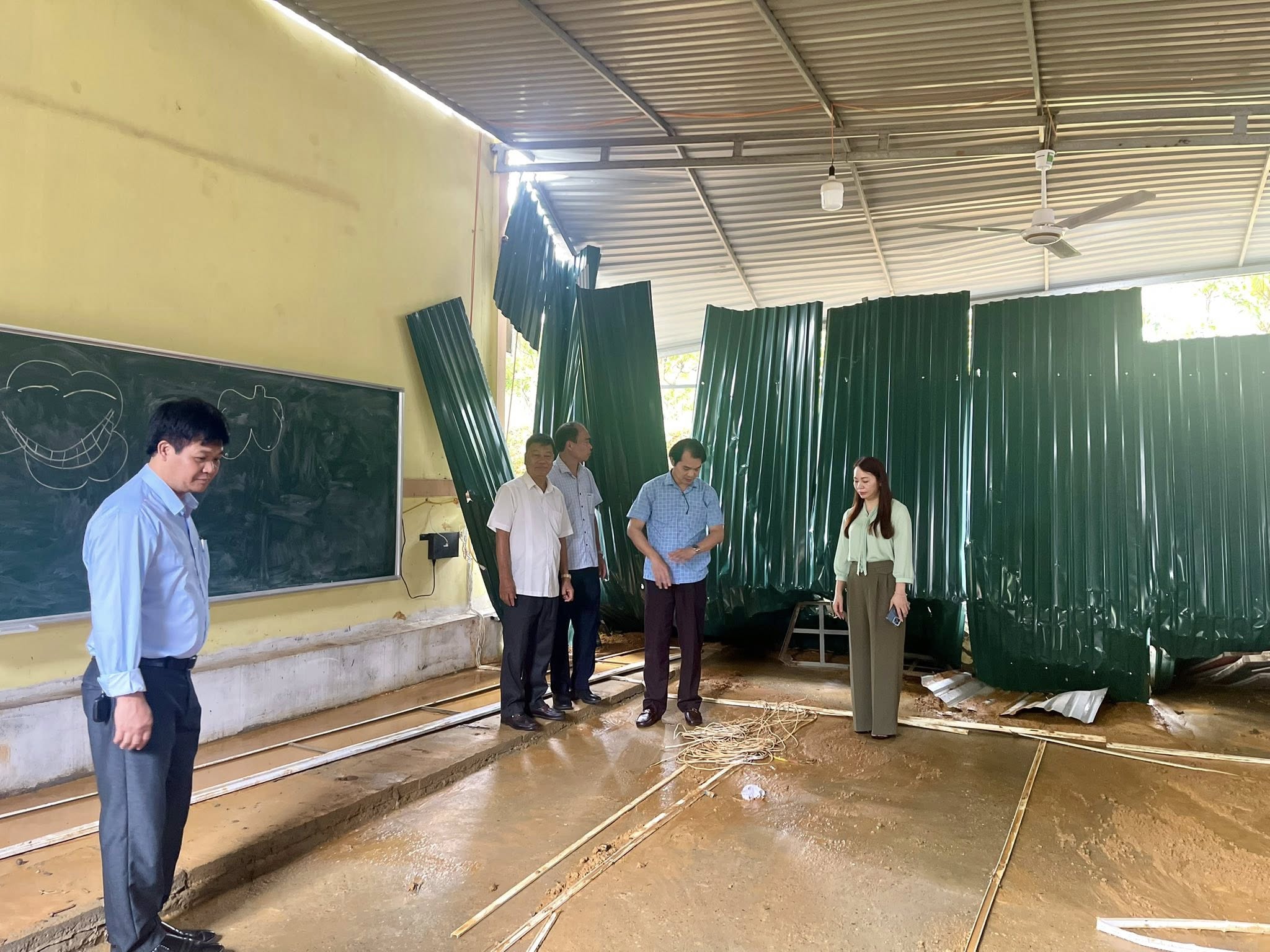 Lãnh đạo xã Trạm Thản trực tiếp xuống địa bàn kiểm tra, chỉ đạo khắc phục hậu quả mưa bão