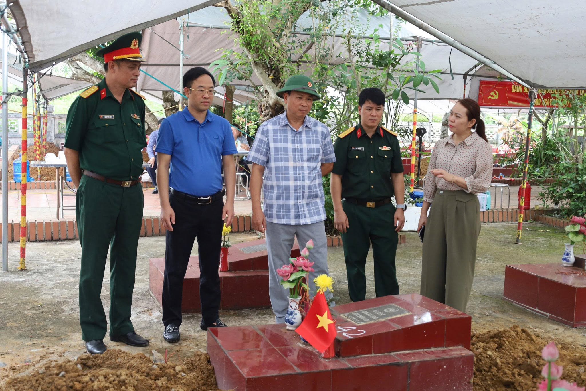 XÃ TRẠM THẢN TỔ CHỨC LẤY MẪU, BÀN GIAO MẪU HÀI CỐT LIỆT SĨ TẠI NGHĨA TRANG CHIẾN DỊCH CHÂN MỘNG - TRẠM THẢN  PHỤC VỤ GIÁM ĐỊNH ADN.