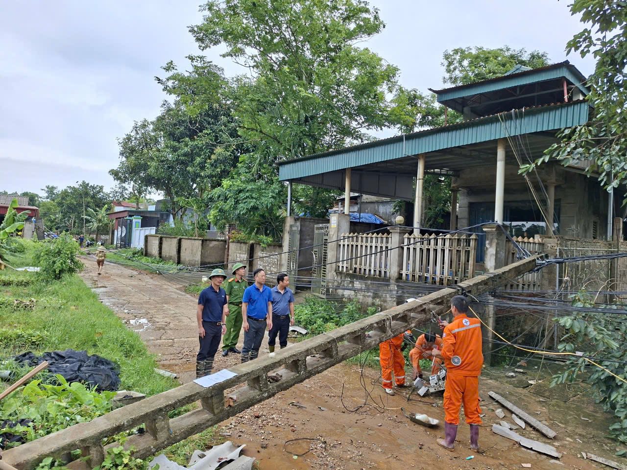 LÃNH ĐẠO XÃ TRẠM THẢN KIỂM TRA, CHỈ ĐẠO KHẮC PHỤC SAU MƯA BÃO
