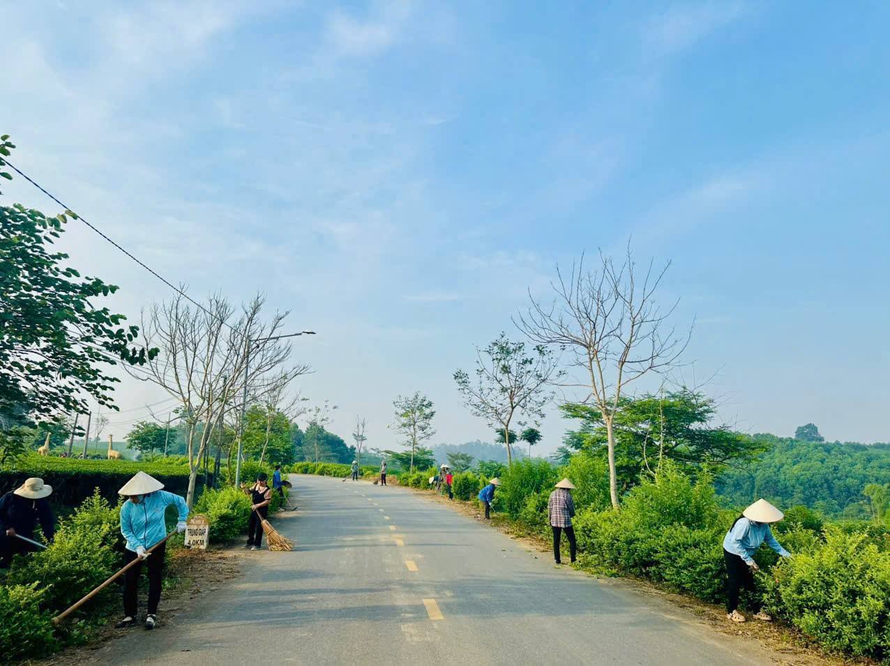 Ra quân vệ sinh môi trường trên địa bàn xã