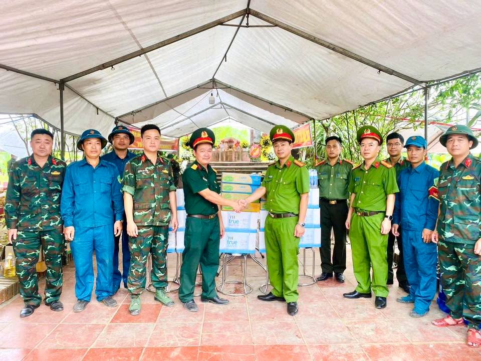 CÔNG AN XÃ TRẠM THẢN CHUNG TAY HỖ TRỢ LỰC LƯỢNG LÀM NHIỆM VỤ THU THẬP MẪU HÀI CỐT LIỆT SĨ xác định ADN tại Nghĩa trang chiến thắng Chân Mộng- Trạm Thản.